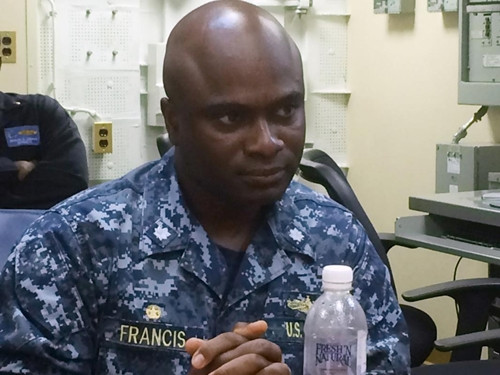 Robert Francis, sĩ quan chỉ huy trên tàu USS Lassen, trả lời báo giới ngày 5/11. Ảnh: AP.