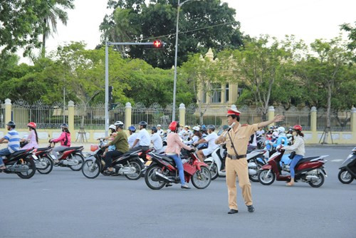 Bí thư trẻ liên tục “vi hành“: Đà Nẵng tắt đèn giao thông, CSGT tổng lực ra quân ảnh 2