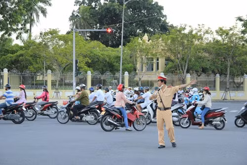 Bí thư trẻ liên tục “vi hành“: Đà Nẵng tắt đèn giao thông, CSGT tổng lực ra quân ảnh 2