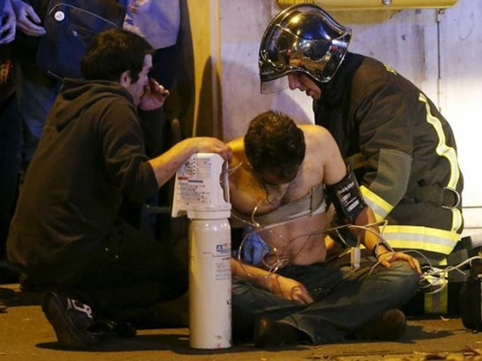 Tấn công khủng bố đẫm máu tại Paris, 130 người chết, 100 người bị giết sau khi bắt làm con tin ảnh 3