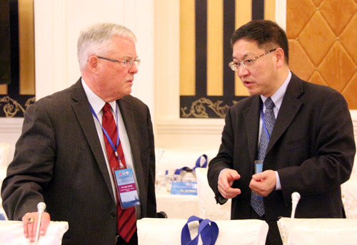 Sau phiên thảo luận,Giáo sư Carl Thayer (trái - chuyên gia về các vấn đề Đông Nam Á, Trung Quốc, Biển Đông) - đã gặp riêng học giả Trung Quốc Đinh Đức Lập để trao đổi thêm. Ảnh: Trung Sơn