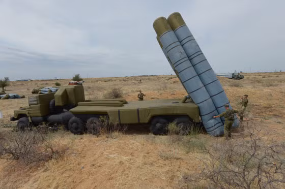 Mô hình S-400 bơm hơi nghi trang lừa địch Mô hình S-400 bơm hơi nghi trang lừa địch