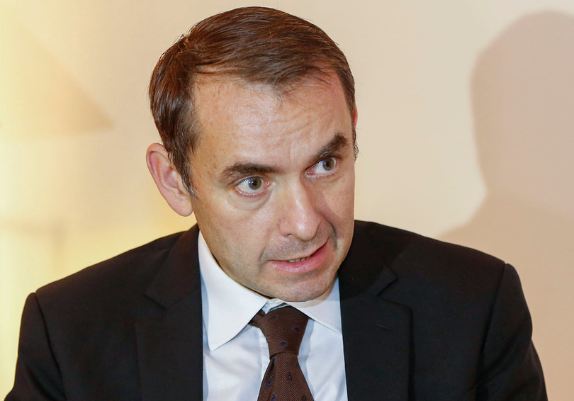 Đại sứ Jean-Noël Poirierchia sẻ nỗi đau của các nạn nhân vụ khủng bố chiều 14-11. Ảnh: VIỆT DŨNG