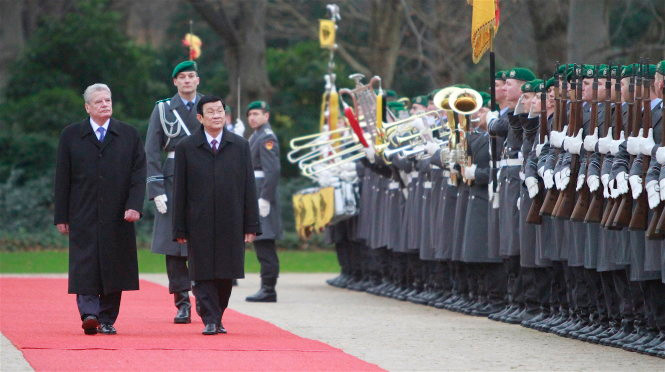 Hai nhà lãnh đạo duyệt đội danh dự - Ảnh V.V.Thành