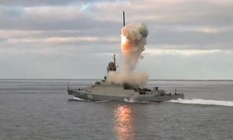 Chiến hạm Nga khai hỏa hệ thống Kalibr-NK. Chiến hạm Nga khai hỏa hệ thống Kalibr-NK.