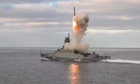Chiến hạm Nga khai hỏa hệ thống Kalibr-NK.