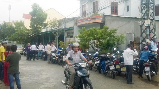 Người dân địa phương quan tâm đến trường hợp tử vong của ông Lực sau khi thi thể đưa về nhà riêng - Ảnh: Hứa Xuyên Huỳnh