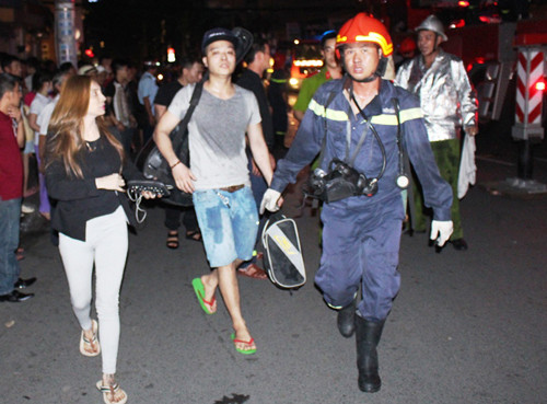 Nhiều du khách được di tản khỏi khu vực hoả hoạn. Ảnh: Hải Hiếu