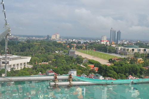 Từ tầng trên cùng tòa nhà 8B Lê Trực có thể quan sát rõ nhiều công trình quan trọng tại khu vực quảng trường Ba Đình. Ảnh: Giang Huy.