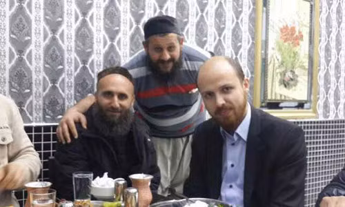 Con trai tổng thống Thổ Nhĩ Kỳ, ngoài cùng bên phải, bị nghi làm ăn với IS. Ảnh: RT