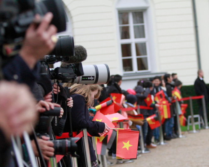 Báo chí và kiều bào tại lễ đón chính thức Chủ tịch nước Trương Tấn Sang - Ảnh V.V.Thành