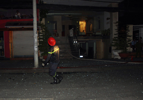 Mảnh kính vương vãi khắp nơi. Ảnh: Hải Hiếu