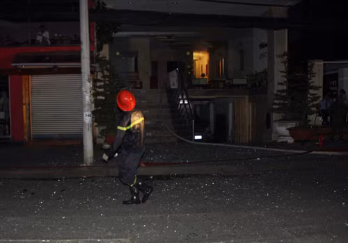 Mảnh kính vương vãi khắp nơi. Ảnh: Hải Hiếu Mảnh kính vương vãi khắp nơi. Ảnh: Hải Hiếu