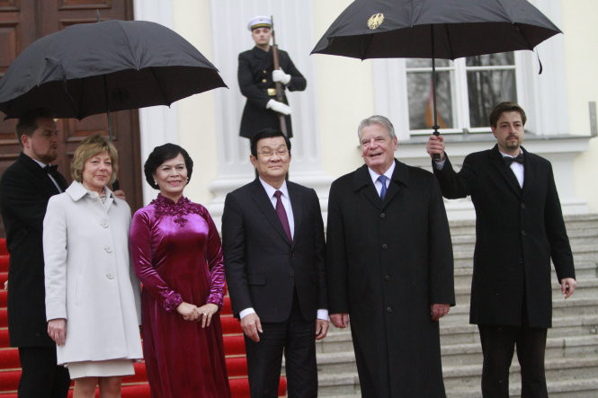 Chủ tịch nước Trương Tấn Sang và phu nhân cùng Tổng thống Đức Joachim Gauck và phu nhân trước Phủ Tổng thống Đức - Ảnh V.V.Thành