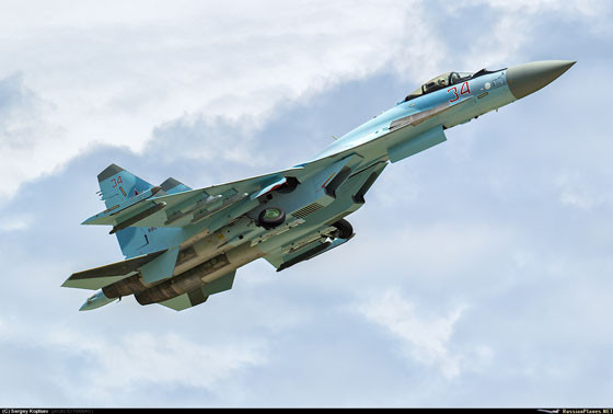 Su-35S sản xuất loạt có số hiệu số 01 màu đỏ bay trình diễn cho phái đoàn quân sự Trung Quốc. Kubinka, ngày 16.6.2014 (Sergei Lukoyanov / russianplanes.net) Su-35S sản xuất loạt có số hiệu số 01 màu đỏ bay trình diễn cho phái đoàn quân sự Trung Quốc. Kubinka, ngày 16.6.2014 (Sergei Lukoyanov / russianplanes.net)