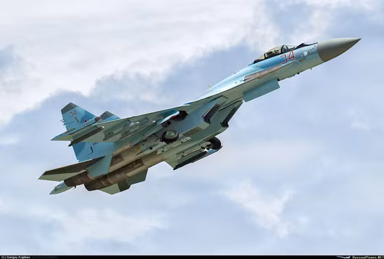Su-35S sản xuất loạt có số hiệu số 01 màu đỏ bay trình diễn cho phái đoàn quân sự Trung Quốc. Kubinka, ngày 16.6.2014 (Sergei Lukoyanov / russianplanes.net) Su-35S sản xuất loạt có số hiệu số 01 màu đỏ bay trình diễn cho phái đoàn quân sự Trung Quốc. Kubinka, ngày 16.6.2014 (Sergei Lukoyanov / russianplanes.net)