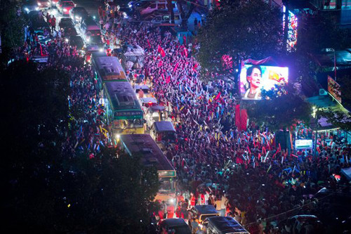 Người dân Myanmar đổ ra đường ăn mừng kết quả bầu cử. Ảnh: NYTimes Người dân Myanmar đổ ra đường ăn mừng kết quả bầu cử. Ảnh: NYTimes