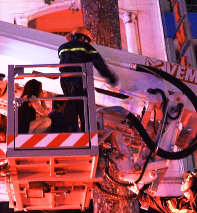 Cảnh sát PCCC dùng xe thang tiếp cận tầng 8 giải cứu người mắc kẹt. Ảnh: Hải Hiếu.