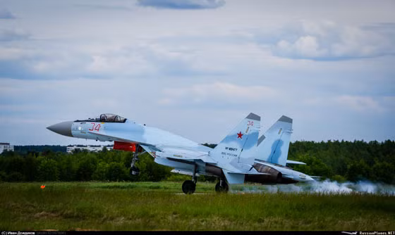 Su-35S sản xuất loạt có số hiệu số 01 màu đỏ bay trình diễn cho phái đoàn quân sự Trung Quốc. Kubinka, ngày 16.6.2014 (Sergei Lukoyanov / russianplanes.net) Su-35S sản xuất loạt có số hiệu số 01 màu đỏ bay trình diễn cho phái đoàn quân sự Trung Quốc. Kubinka, ngày 16.6.2014 (Sergei Lukoyanov / russianplanes.net)