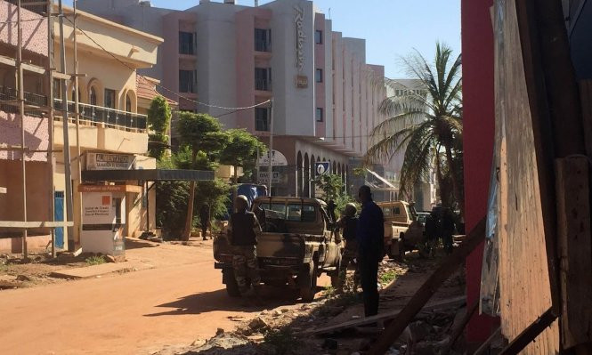 Các binh sĩ Mali đang trực sẵn bên ngoài khách sạn Radison Blu - Ảnh: AFP