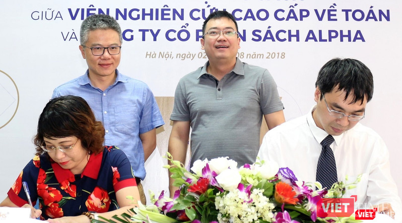 GS Ngô Bảo Châu chứng kiến lễ ký kết hợp tác giữa VIASM và Alpha Books.