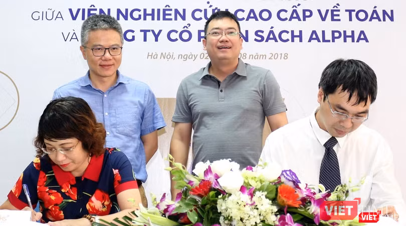 GS Ngô Bảo Châu chứng kiến lễ ký kết hợp tác giữa VIASM và Alpha Books.