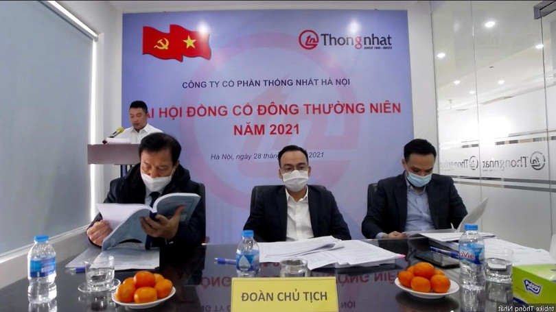 Ông Vũ Ngọc Tú (ngồi giữa) - Chủ tịch HĐQT CTCP Thống nhất Hà Nội
