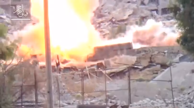 Một chiếc xe tăng của quân đội Syria trúng đạn chống tăng của phiến quân - ảnh minh họa video