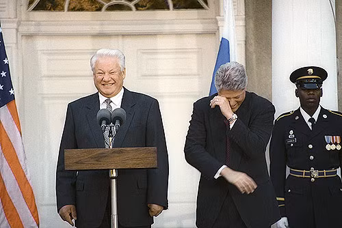 Boris Yeltsin và Bill Clinton trong một cuộc họp báo ở Washington - ảnh ITAR-TASS