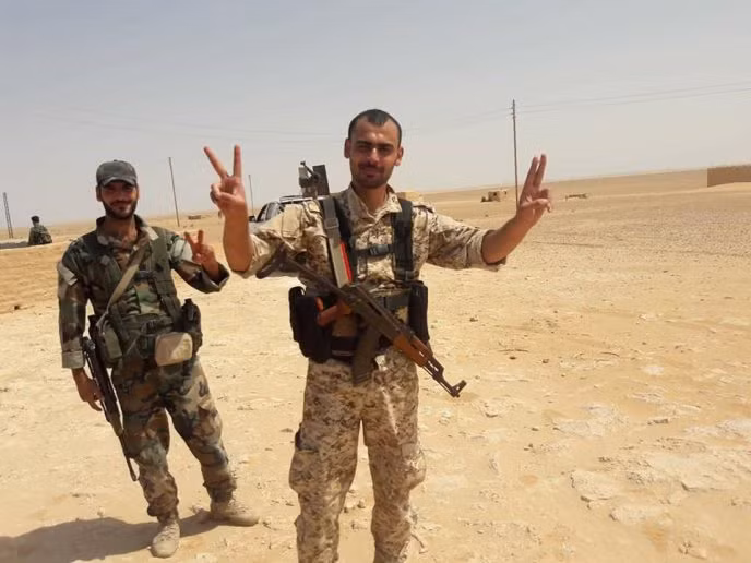 Quân đội Syria mừng chiến thắng Trạm bơm T-2 trên sa mạc Deir Ezzor - ảnh minh họa Masdar News