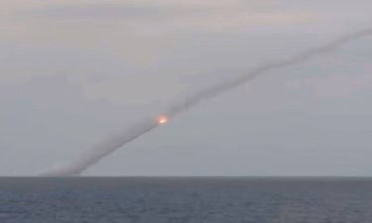 Tàu ngầm diesel-điện lớp Kilo 636.3 phóng tên lủa hành trình vào IS - video TV Zvezda