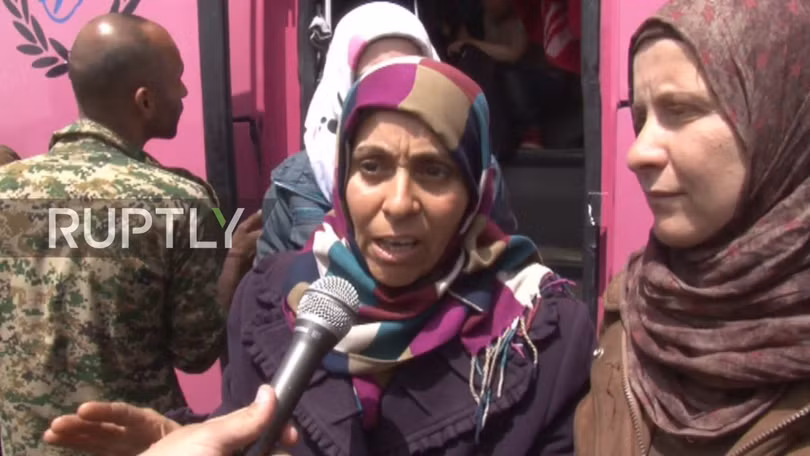 Người dân Syria trả lời phỏng vấn khi về đến Aleppo