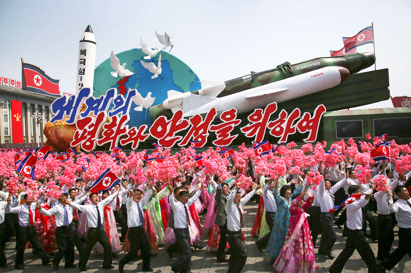 Nhân dân Bình Nhưỡng, khối quần chúng nhân dân bên các mô hình tên lửa, biểu tượng thành công của nền công nghiệp quốc phòng Bắc Triều Tiên