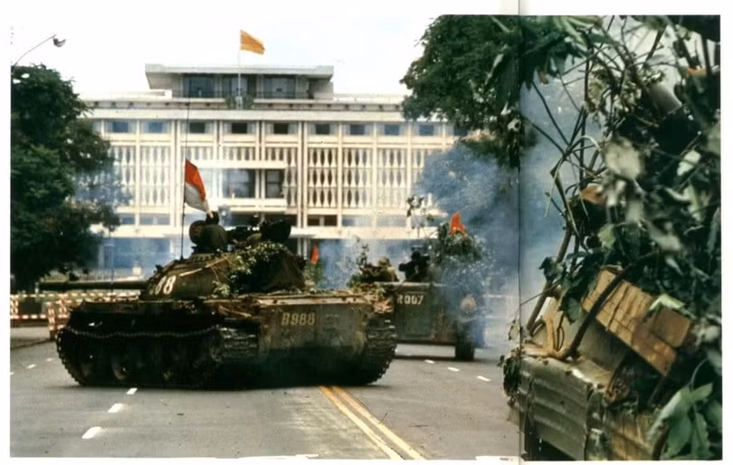 Những chiếc xe tăng thiết giáp Quân Giải phóng tràn vào dinh Độc Lập