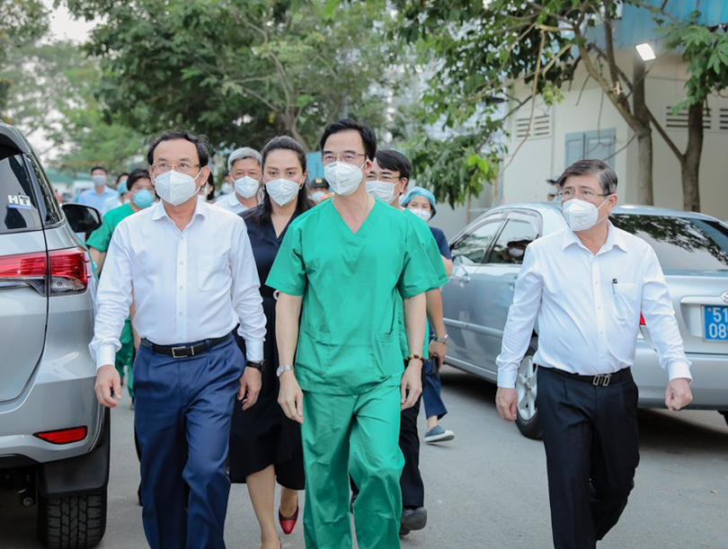 Ông Nguyễn Văn Nên – Bí thư thành ủy Tp.HCM (áo trắng bên trái), ông Nguyễn Thành Phong – Chủ tịch UBND Tp.HCM (áo trắng bên phải) đến thăm Trung tâm Hồi sức tích cực người bệnh Covid-19 trực thuộc Bệnh Viện Bạch Mai, tại Tp.HCM Ông Nguyễn Văn Nên – Bí thư thành ủy Tp.HCM (áo trắng bên trái), ông Nguyễn Thành Phong – Chủ tịch UBND Tp.HCM (áo trắng bên phải) đến thăm Trung tâm Hồi sức tích cực người bệnh Covid-19 trực thuộc Bệnh Viện Bạch Mai, tại Tp.HCM