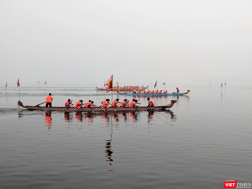Lễ hội đua thuyền rồng đầu tiên tại Hà Nội thu hút hàng nghìn người đến xem