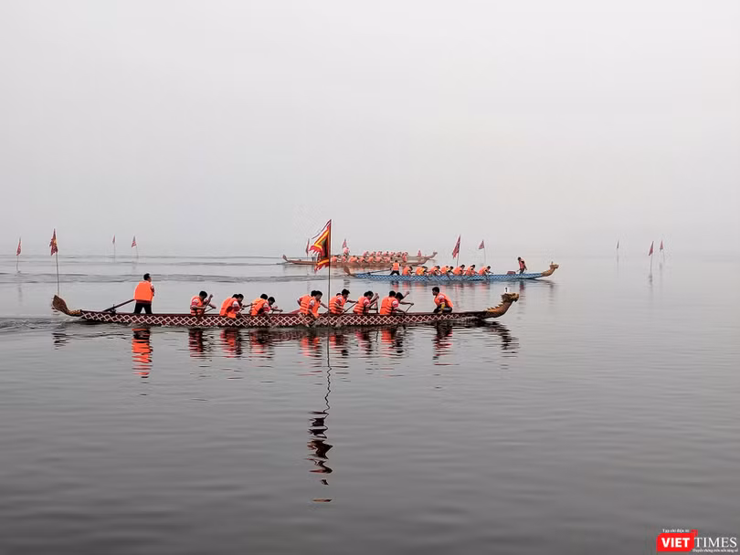 Lễ hội đua thuyền rồng đầu tiên tại Hà Nội thu hút hàng nghìn người đến xem