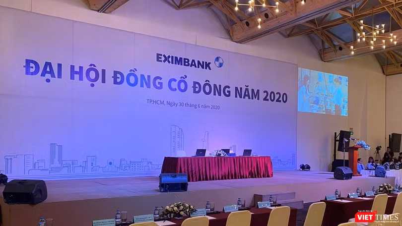 Cả 2 phiên họp ĐHĐCĐ mà Eximbank tổ chức hôm 30/6 đều dùng chung "backdrop"