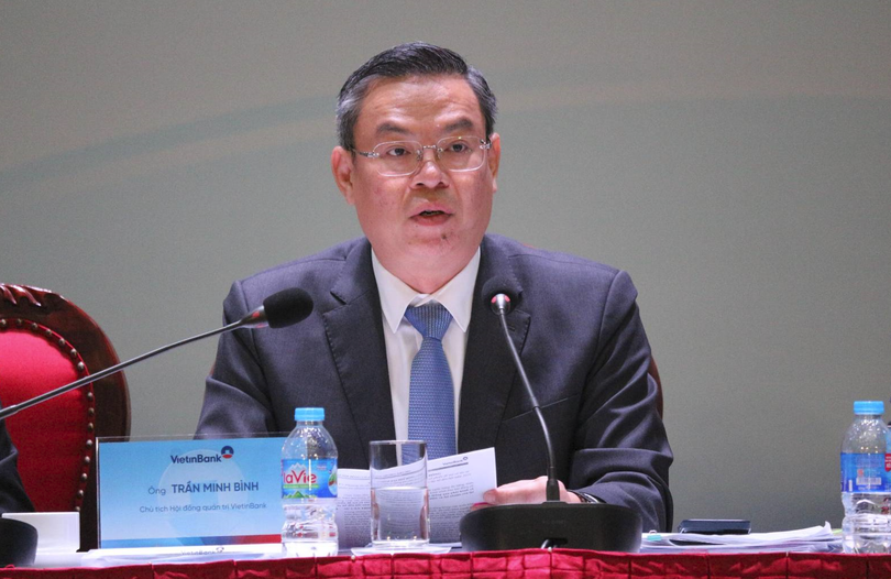 Ông Trần Minh Bình - Chủ tịch HĐQT VietinBank - trao đổi với cổ đông tại AGM 2023