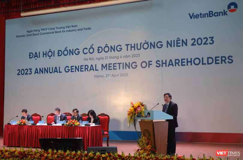 Đại diện ban lãnh đạo VietinBank trình bày các báo cáo và tờ trình tại AGM 2023