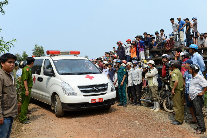 Xe cứu thương đưa thi thể các chiến sĩ hi sinh ra khỏi hiện trường vụ máy bay rơi 