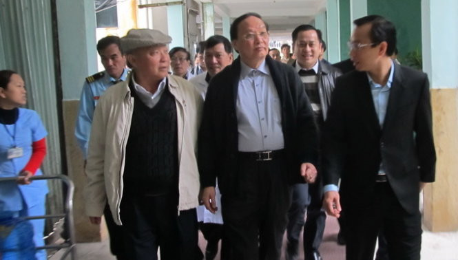 Ông Tô Huy Rứa - Trưởng ban Tổ chức Trung ương cùng lãnh đạo TP Đà Nẵng vào thăm ông Nguyễn Bá Thanh sáng 13-1