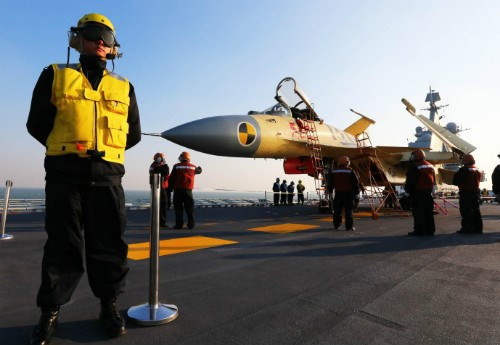 Tiêm kích J15 trên tàu sân bay Liêu Ninh - Ảnh: Reuters