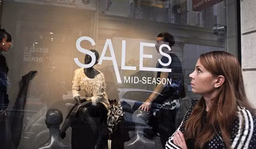 Giá cả ở châu Âu sụt giảm tạo sự lo lắng - Ảnh: Reuters