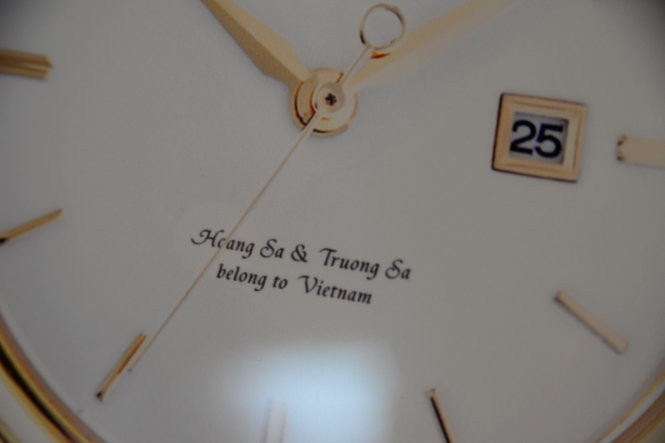 Trên mặt đồng hồ có dòng chữ tiếng Anh “Hoang Sa & Truong Sa belong to Viet Nam” (Hoàng Sa, Trường Sa là của Việt Nam
