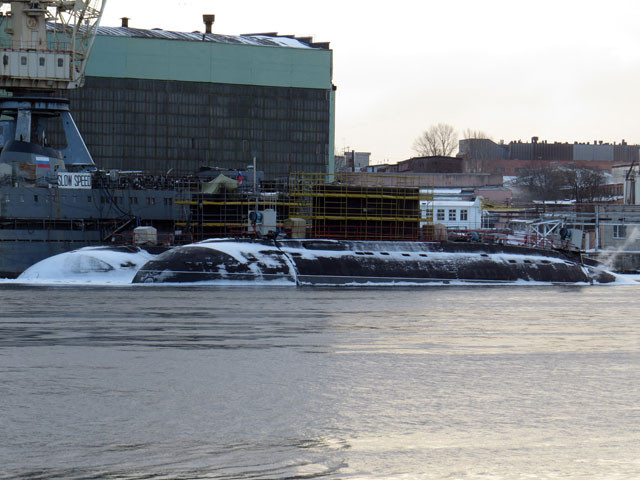 Tàu ngầm điện-diesel cỡ lớn thứ 5 lớp Projekt 06361 là HQ-186 Đà Nẵng (số hiệu nhà máy 01343) đang được đóng cho Hải quân Việt Nam được hạ thủy ngày 28.12.2014. Tàu ngầm Đà Nẵng được neo cạnh tàu ngầm Stary Oskol (số hiệu nhà máy 01672) lớp Projekt 06363 đang được đóng cho Hải quân Nga, hạ thủy ngày 28.08.2014. St. Petersburg, 5.1.2015 (forums.airbase.ru) 