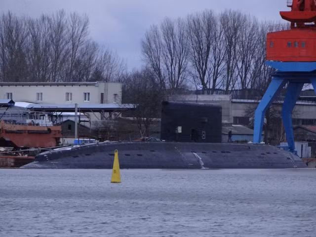 Tàu ngầm điện-diesel cỡ lớn thứ 4 lớp Projekt 06361 là HQ-185 Khánh Hòa (số hiệu nhà máy 01342) tại cảng Scetly, tỉnh Kaliningrad. Ngày 4.1.2015 (forums.airbase.ru)