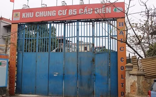 Sau gần 4 năm tiến hành huy động vốn từ khách hàng, đằng sau tấm biển này, dự án B5 Cầu Diễn vẫn chỉ là một bãi đất hoang.