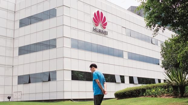 Phát biểu trong cuộc họp báo tại Trụ sở Huawei tại Thâm Quyến, Trung Quốc, Phó chủ tịch cấp cao về an ninh và các vấn đề bảo mật, John Suffolk nhấn mạnh Huawei là công ty bị "kiểm toán, kiểm tra, xem xét và thúc đẩy nhiều nhất thế giới". Ảnh: Wccftech