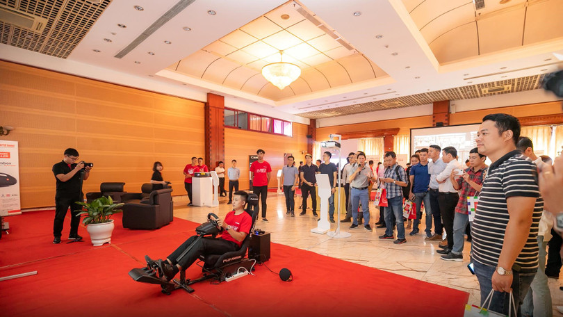 Bộ ghế chơi game và vô-lăng PlaySeat của Logitech dành cho Playstation 4 có giá khoảng 8 triệu đồng